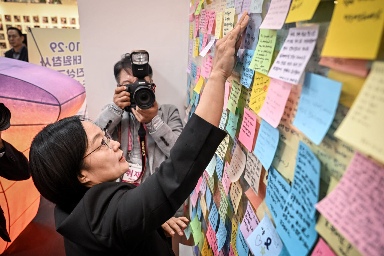 한성숙 국무총리가 10·29 이태원 참사 4주기를 앞두고 14일 서울 종로구 참사 기억소통공간 '별들의 집'에서 열린 유가족 간담회에 앞서 작성한 추모 메시지를 붙이고 있다.(사진=뉴시스)