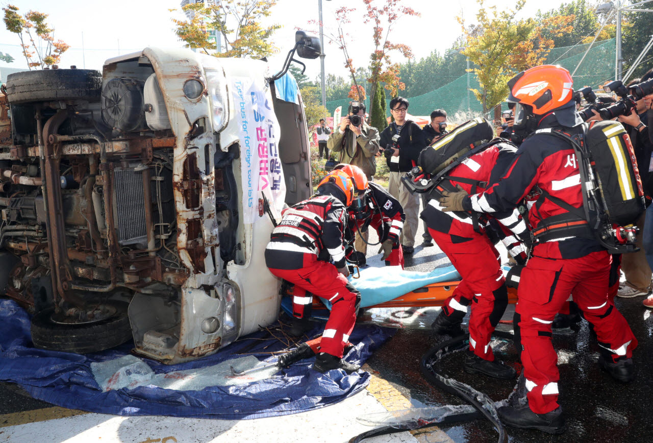 ‘2026년 서울시 재난대응 안전한국훈련’에 참가한 119 구급대원들이 전복된 관광버스에서 부상자들을 구출하고 있다.
