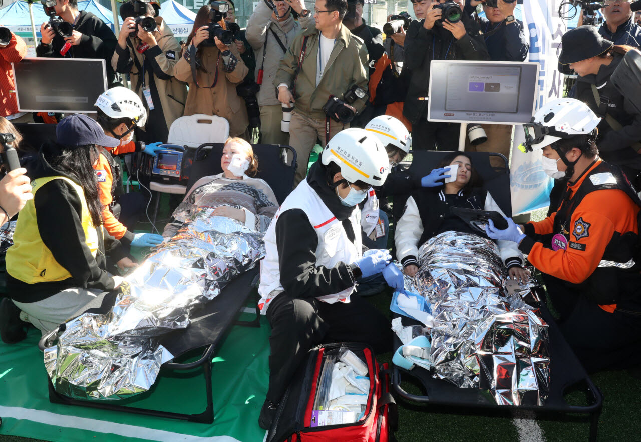 ‘2026년 서울시 재난대응 안전한국훈련’에서 관계자들이 외국인 다수사상자 발생을 가상해 응급 구호활동을 하고 있다.