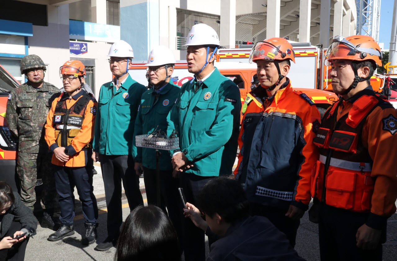 오세훈(오른쪽 세 번째) 서울시장이 관계자들과 함께 ‘2026년 서울시 재난대응 안전한국훈련’에 대한 브리핑을 하고 있다.