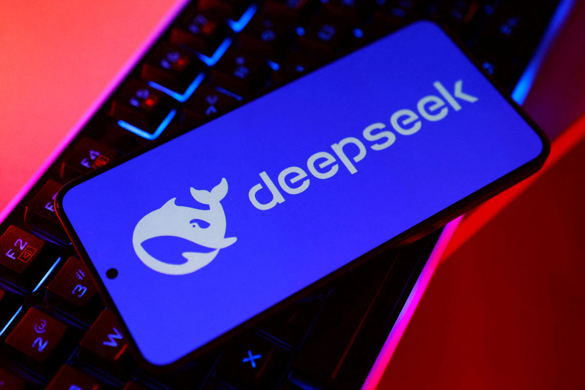 휴대폰 속에 딥시크(Deepseek) 로고가 보인다. (사진=로이터)