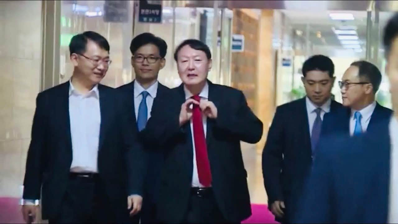 윤석열 전 대통령 뒤로 박철우 당시 검사 모습이 찍혀 있다. 2019년 8월 8일 윤 전 대통령이 검찰총장 취임 인사차 국회를 방문했을 당시 촬영된 사진이다. 조 원장은 