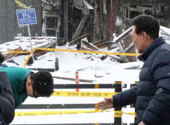 2024년 당시 한동훈 비상대책위원장이 윤석열 대통령에게 깍듯이 인사하는 모습이다. 이때 대통령실은 김건희 여사 관련 문제와 공천 관리 등을 둘러싼 갈등 끝에 한 의원에게 국민의힘 비상대책위원장직 사퇴를 요구한 상태였다. (사진=조국 페이스북)