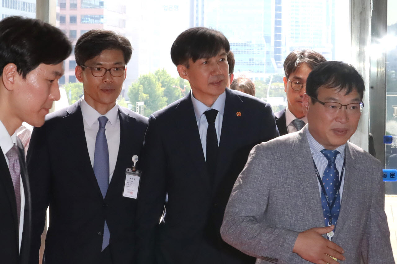 한동훈 의원이 박 청장이 조국 조국혁신당 혁신정책연구원장의 최측근이라며 공개한 사진이다. 해당 사진은 2019년 9월 당시 조국 법무부 장관이 서울 여의도 국회에서 이해찬 더불어민주당 대표를 예방하기 위해 이동하는 도중 촬영됐다. 박 청장은 이때 서울중앙지검 부부장검사로 국회에 파견돼 근무하고 있었다. (사진=뉴스1)