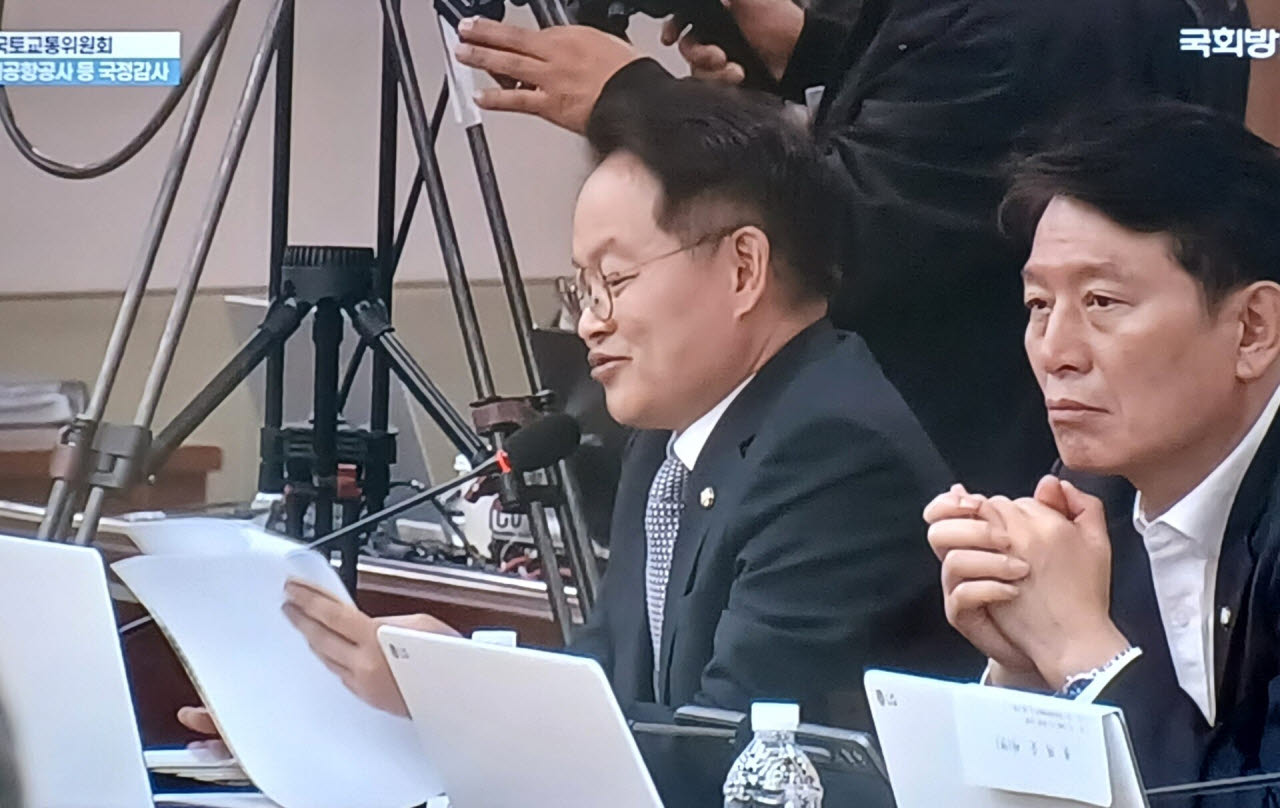허영(왼쪽) 국회의원이 22일 인천공항 회의장에서 열린 국정감사에서 국토교통부 등을 상대로 질의하고 있다. (사진 = 국회방송 화면)