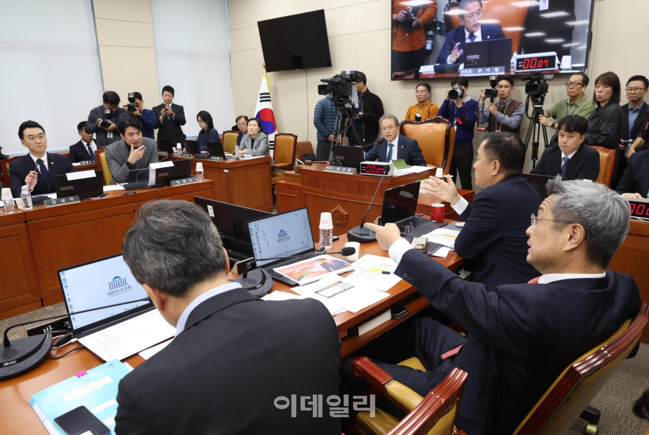 22일 국회 과학기술정보방송통신위원회에서 열린 방송미디어통신위원회 등에 대한 종합감사에서 여야가 대치하고 있다.(사진=노진환 기자)