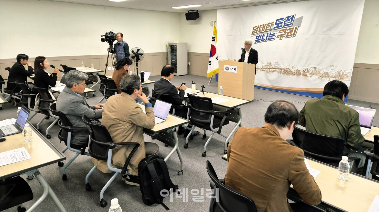 이도환 대변인이 22일 오후 2시 여성행복센터 대회의실에서 기자회견을 열고 있다.(사진=정재훈기자)