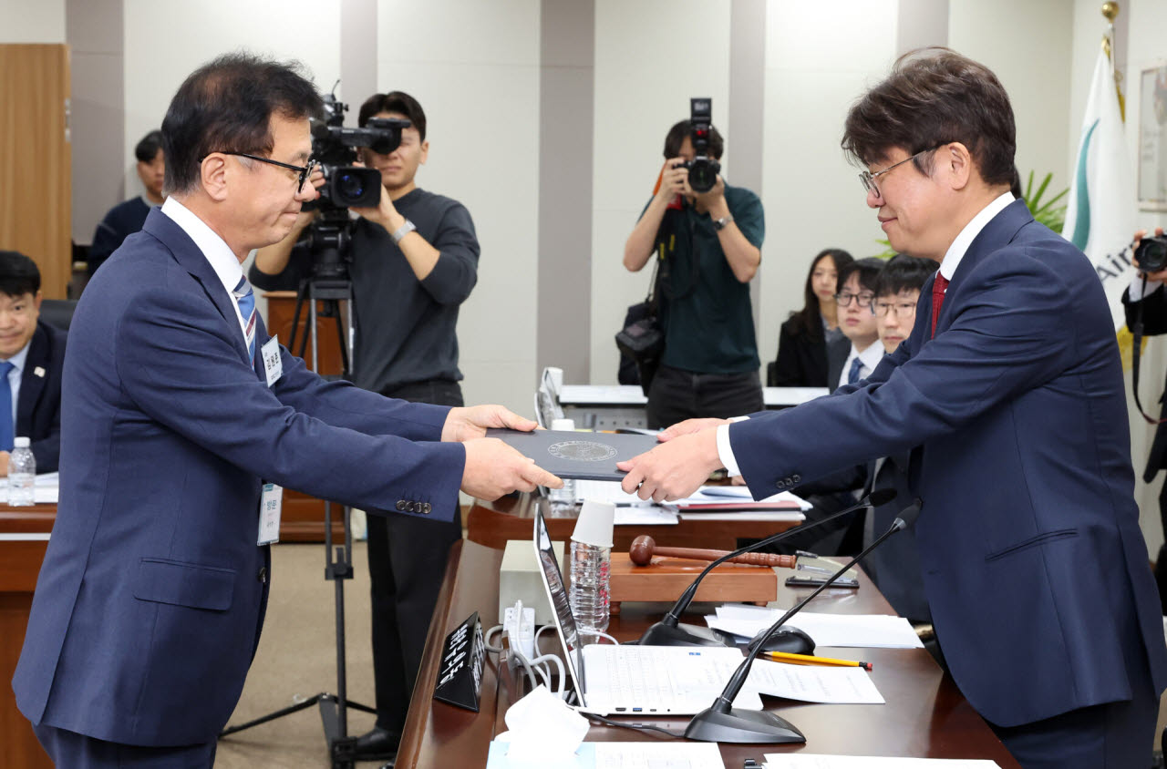 [이데일리 방인권 기자] 김원준 한국공항공사 사장이 22일 인천 영종도 인천공항공사에서 열린 국토교통위원회의 인천국제공항공사, 한국공항공사, 가덕도신공항건설공단, 항공안전기술원, 국립항공박물관 등에 대한 국정감사에서 유의동 위원장에게 증인선서문을 전달하고 있다.