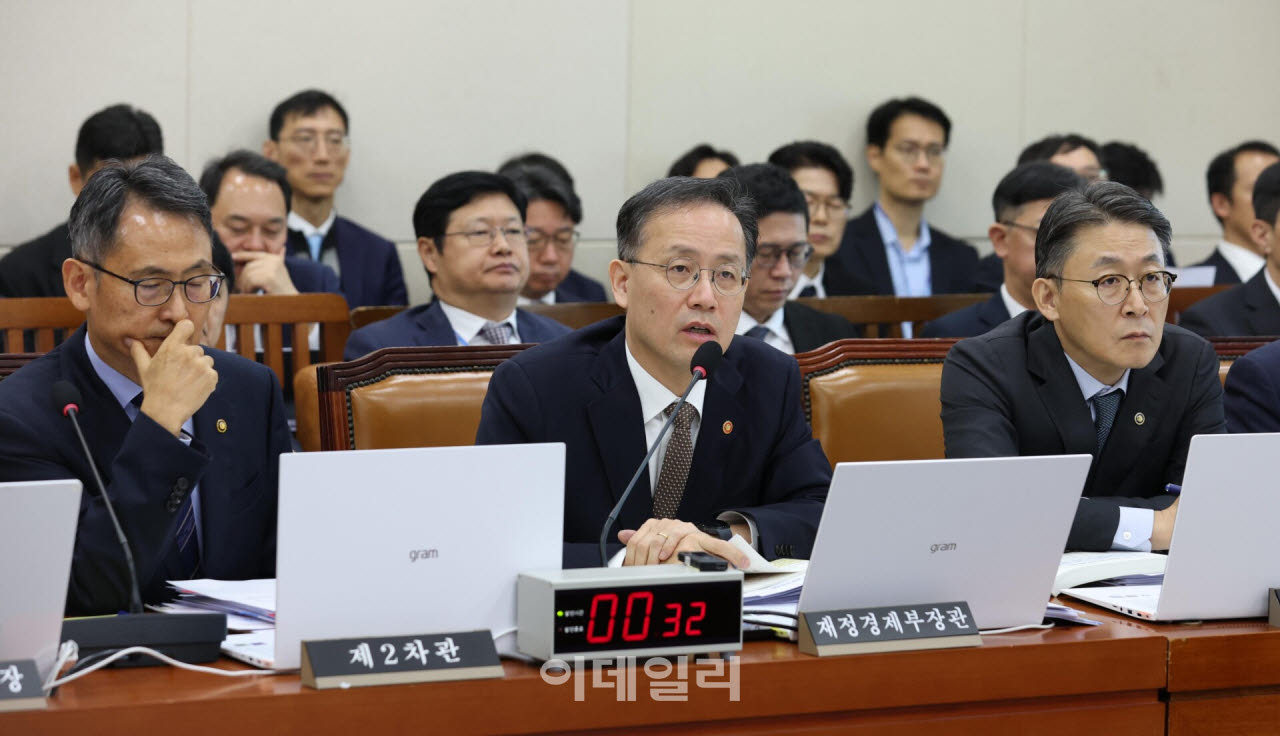 [이데일리 노진환 기자] 이형일(가운데) 경제부총리 겸 재정경제부 장관이 22일 서울 여의도 국회 재정경제기획위원회에서 열린 재정경제부, 국가데이터처 등에 대한 국정감사에 출석, 질의에 답변하고 있다.