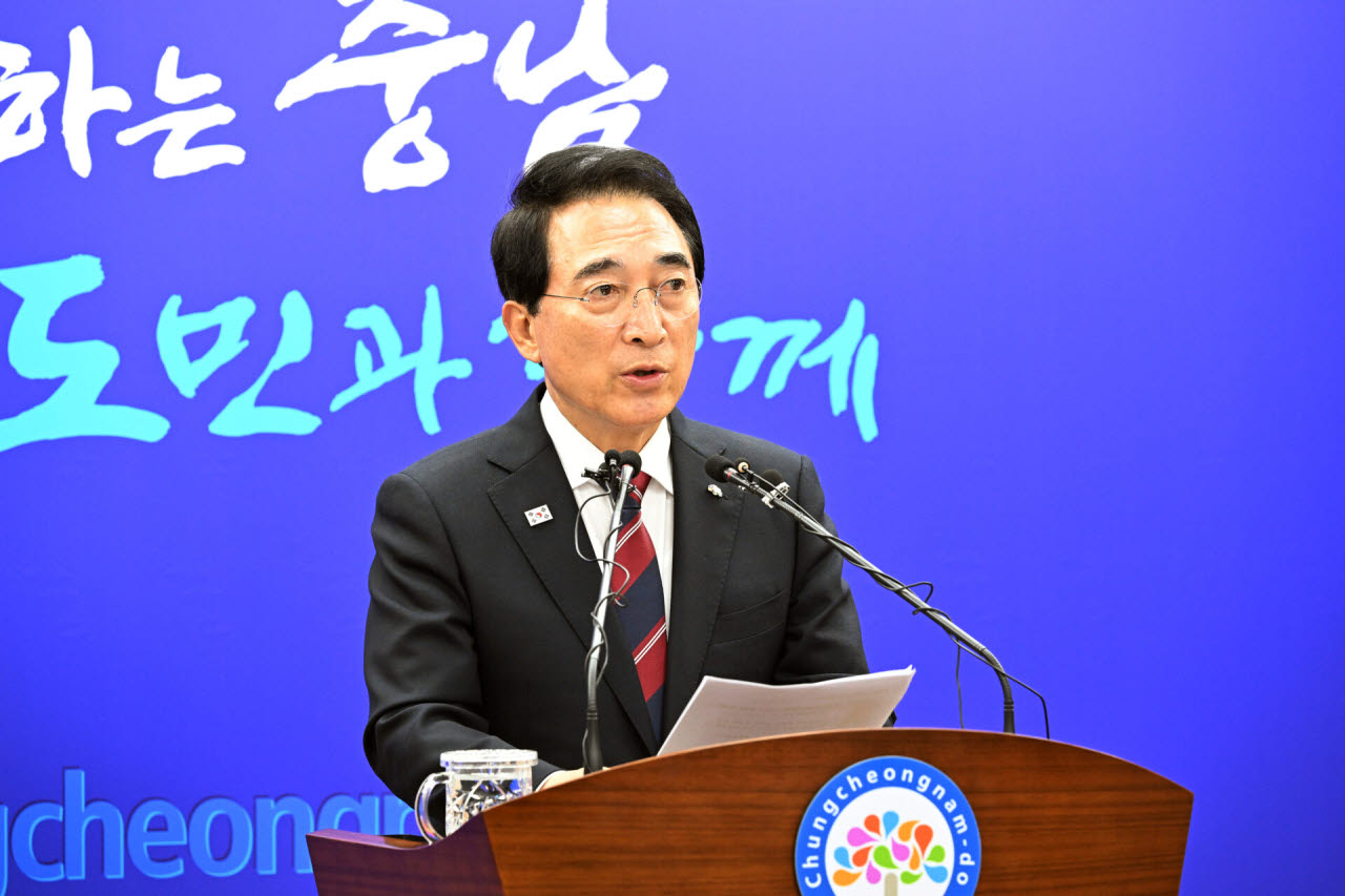 박수현 충남지사가 충남도청사 브리핑룸에서 주요 현안사업에 대해 설명하고 있다. (사진=충남도)