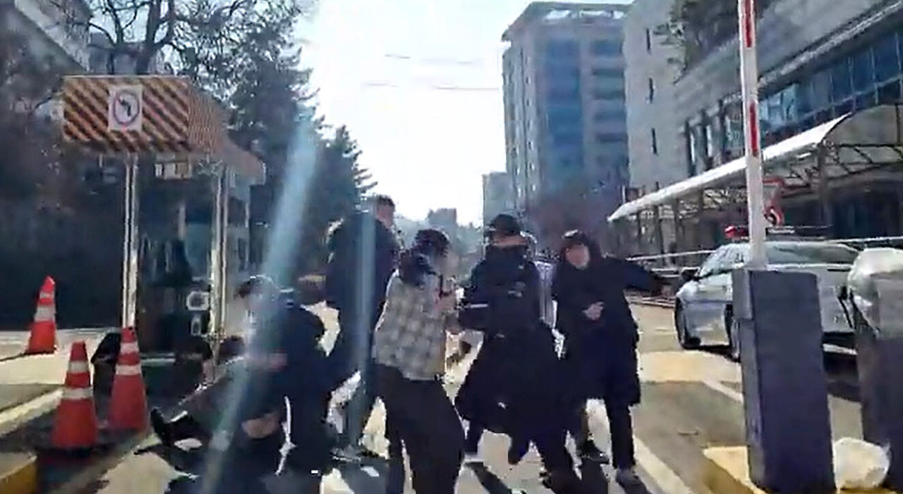 한국대학생진보연합(대진연) 회원들이 지난 2024년 대통령실 진입을 시도하다 경찰에 연행되고 있다. (사진= 대진연 유튜브 갈무리)