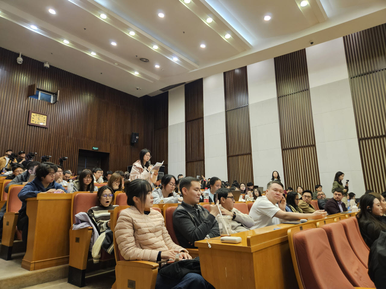 22일 오전 중국 베이징 인민대에서 열린 노재헌 주중한국대사 강연 포럼에서 청중 중 한명이 질문하고 있다. (사진=이데일리 이명철 특파원)
