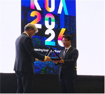 고영휘 이대비뇨기병원 교수(오른쪽)가 ‘2026년 제78차 대한비뇨의학회 정기학술대회(KUA 2026)’에서 우수논문상을 수상하고 있다.