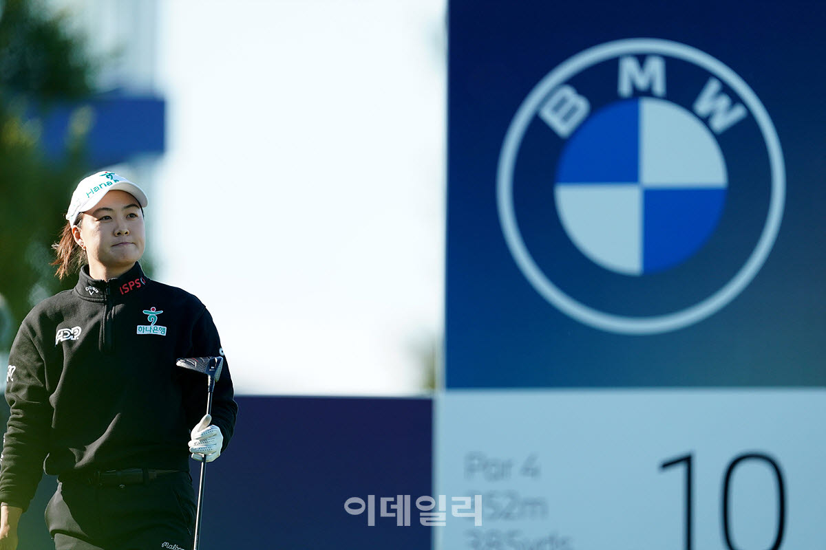 [포토]이민지,첫 타구를 확인한다