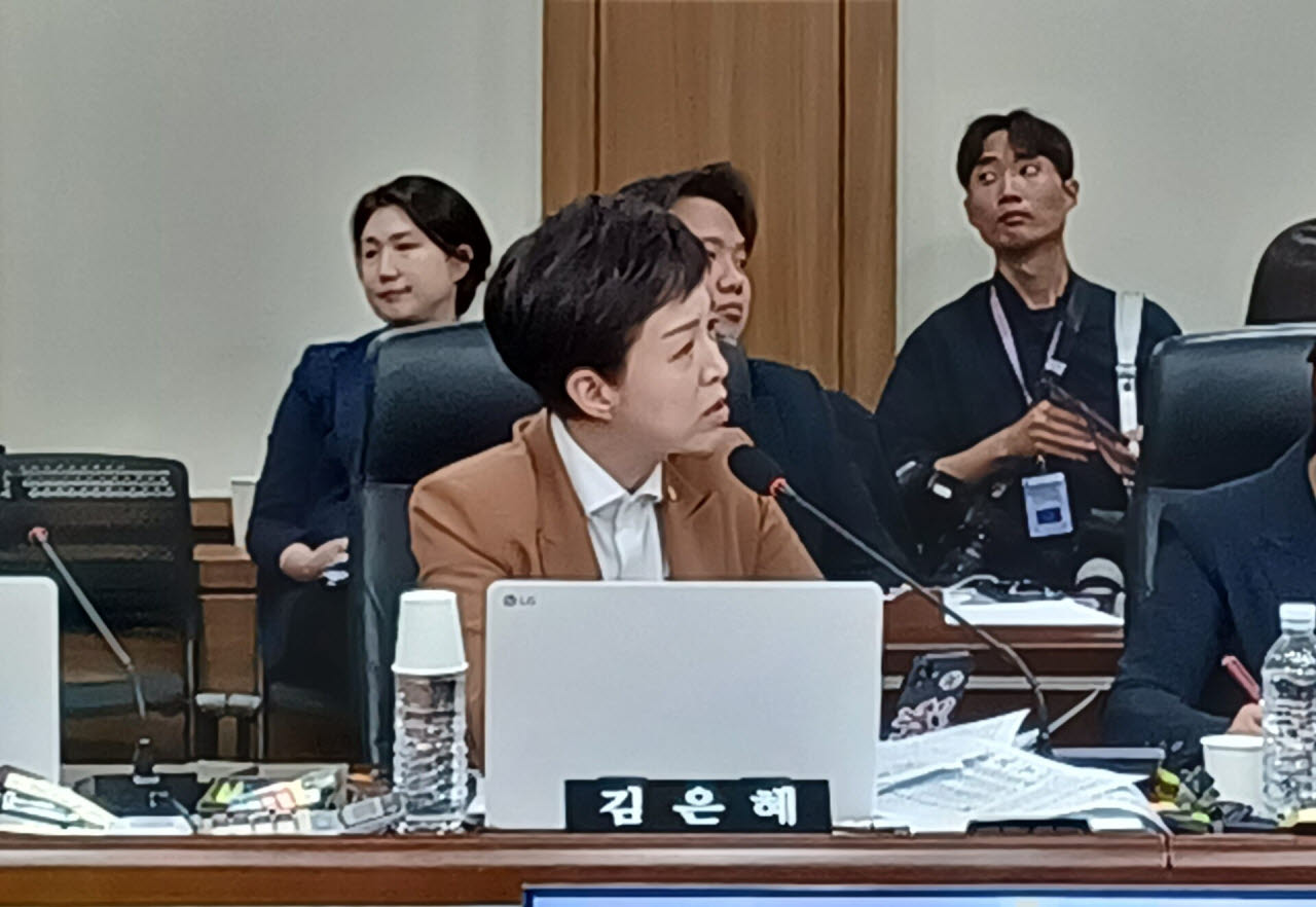 김은혜 의원이 22일 인천공항공사 회의장에서 열린 국정감사에서 국토교통부 관계자 등을 상대로 질의하고 있다. (사진 = 이종일 기자)