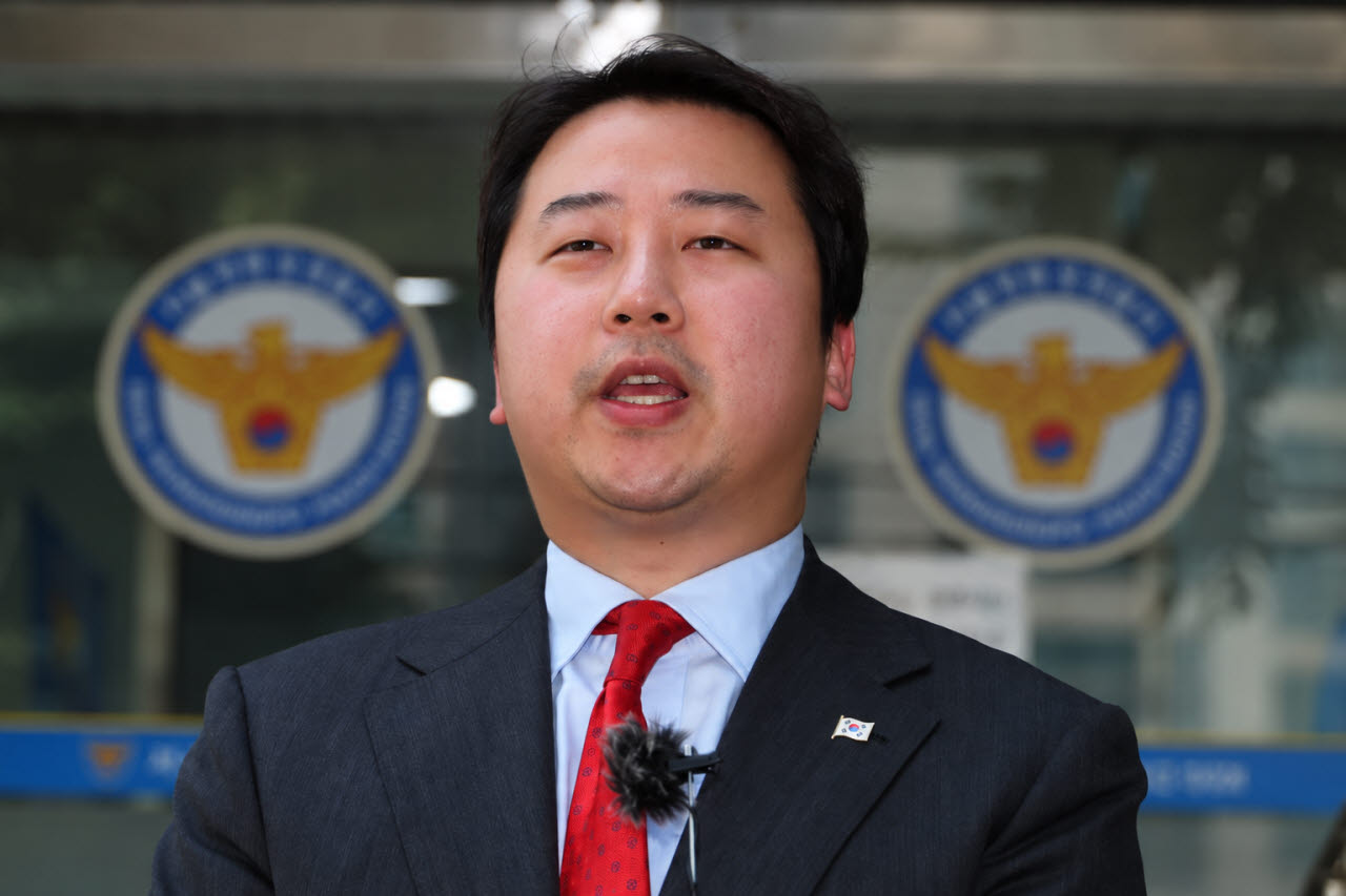 장예찬 전 국민의힘 청년최고위원이 2023년 6월 15일 서울 영등포경찰서 앞에서 김남국 의원에 대한 무고 혐의 고발 취지를 설명하고 있다. (사진=연합뉴스)
