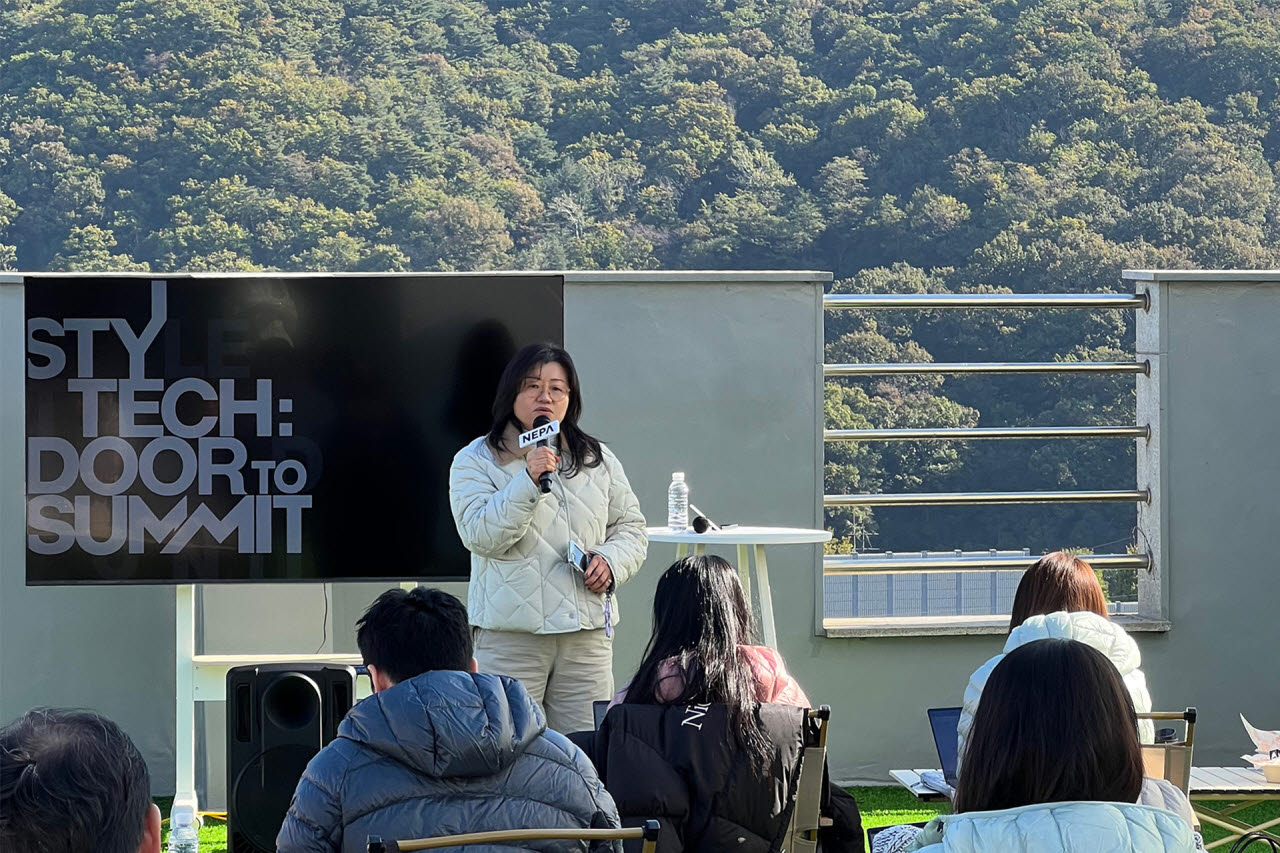 22일 서울 서초구 네파 청계산 플래그십 스토어에서 열린 미디어 데이에서 김정미 네파 네파사업부문장(부사장)이 발표하고 있다. (사진=네파)