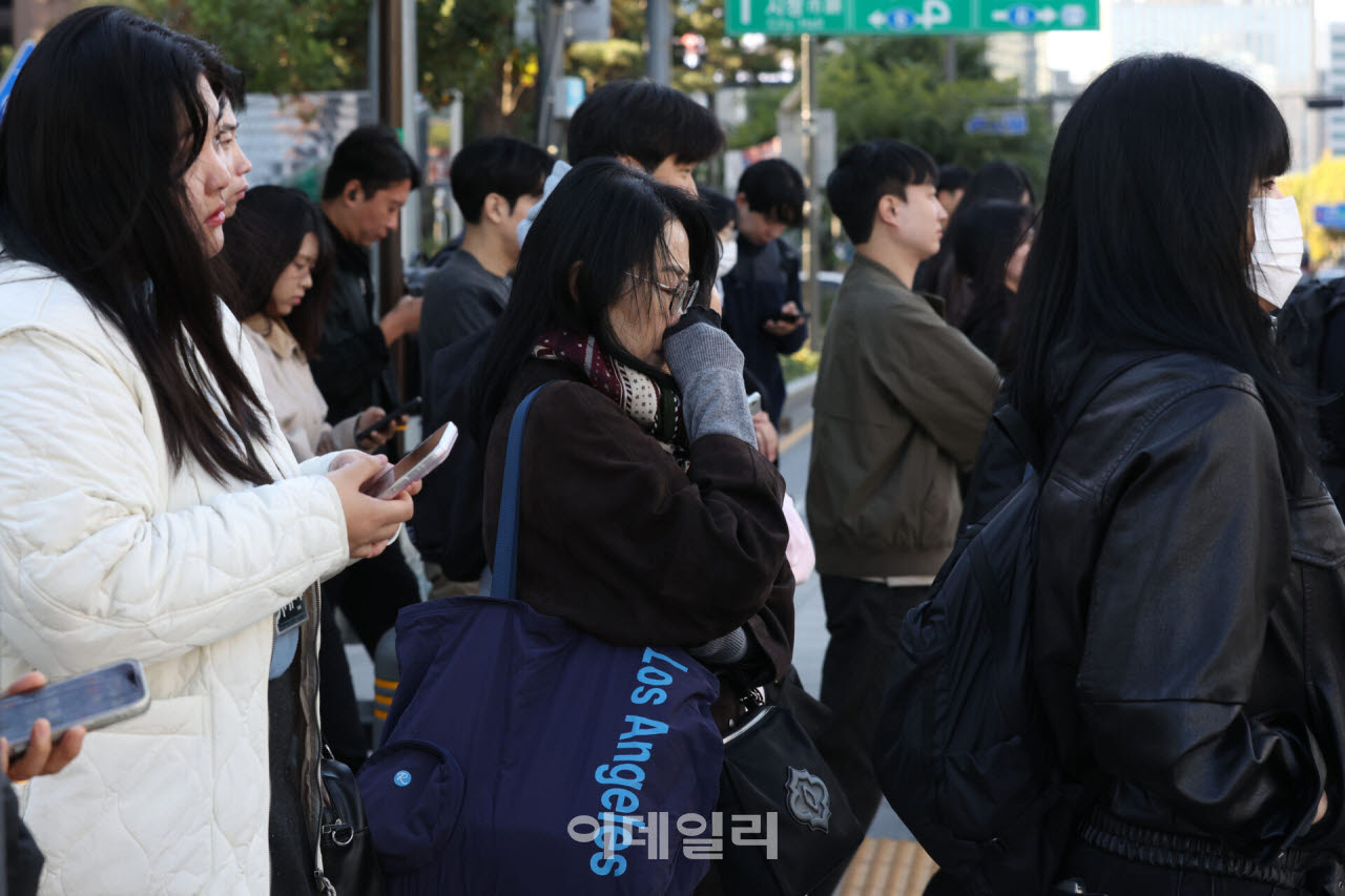 기온이 전날보다 10도가량 큰 폭으로 떨어진 22일 서울 종로구 광화문 사거리에서 시민들이 두꺼운 겉옷을 입고 보행 신호를 기다리고 있다. (사진=이영훈 기자)