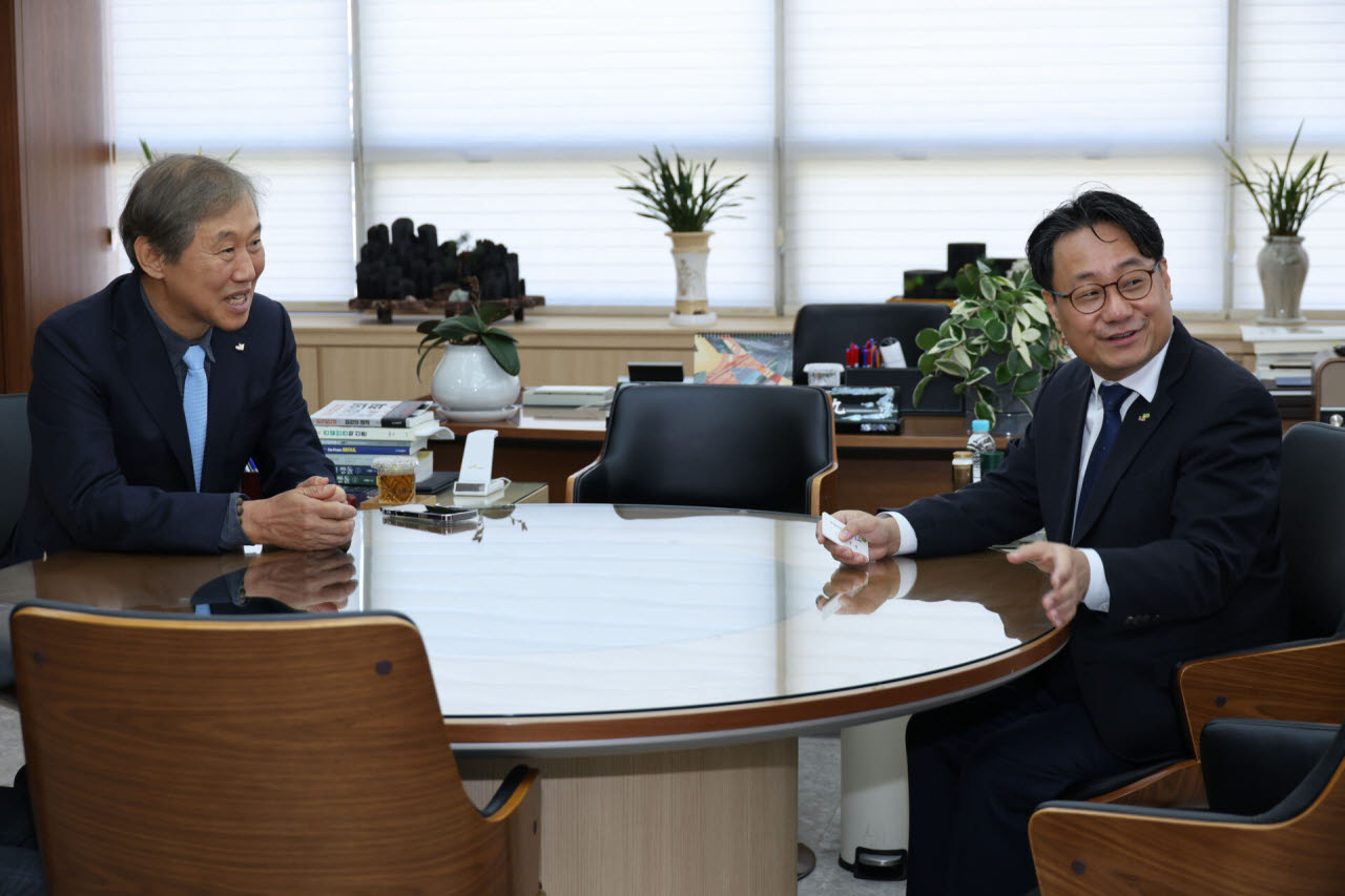 한승구 대한건설협회 회장(왼쪽)과 이성훈 한국토지주택공사 사장이 대화하고 있다.(사진=대한건설협회)