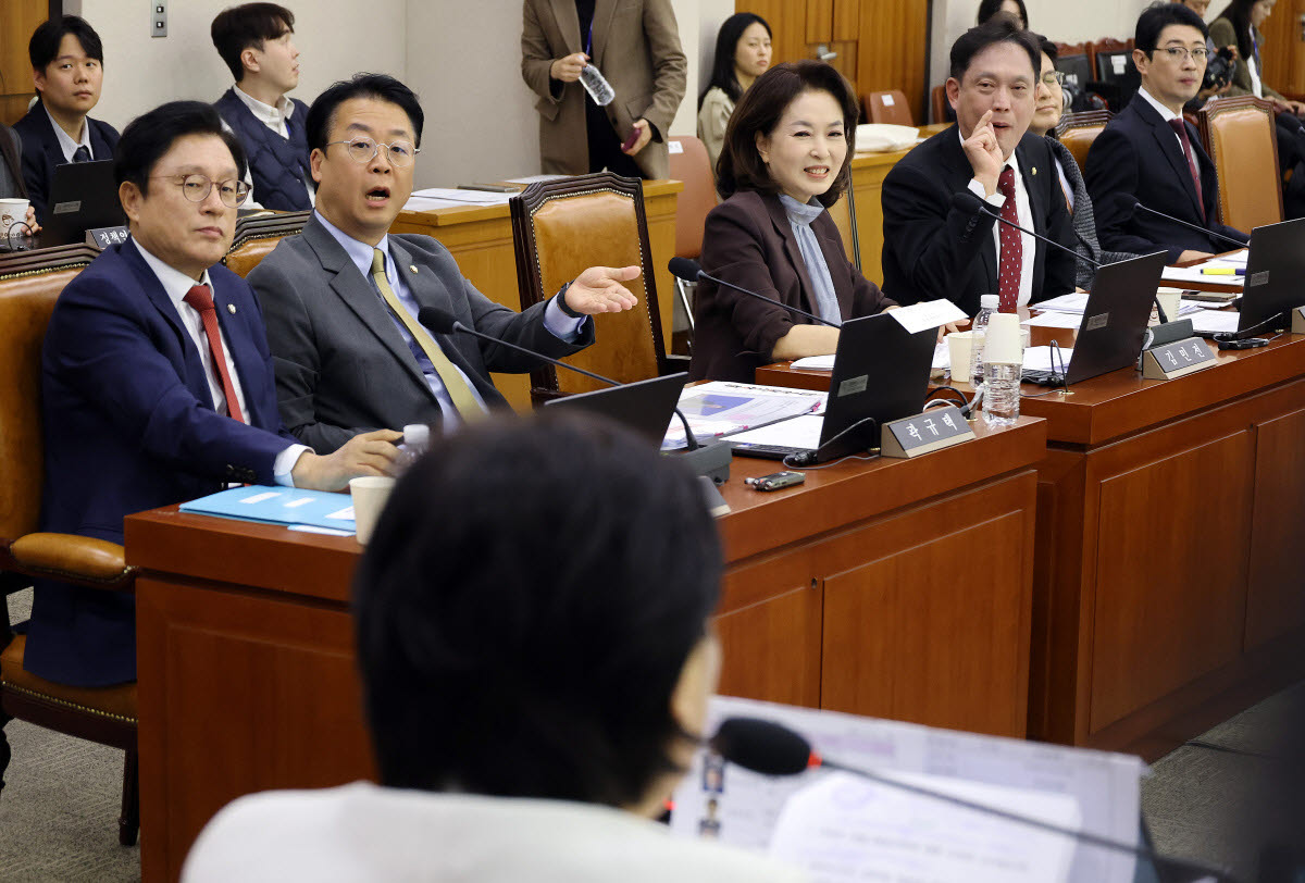 국민의힘 소속 법사위원들이 22일 국회 법제사법위원회에서 열린 공소청(구 대검찰청)에 대한 국정감사에서 서영교 위원장의 의사진행에 항의하고 있다. (사진=연합뉴스)