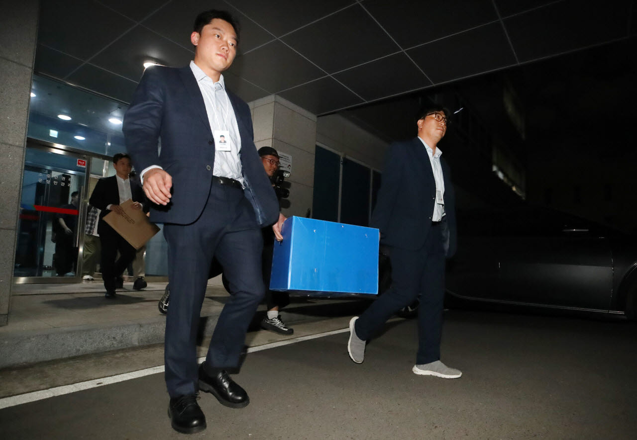 6·3 지방선거 투표용지 부족 사태를 수사하는 선관위 특검팀이 지난달 17일 오후 대구시 선거관리위원회에 대한 압수수색을 마친 뒤 압수 물품을 챙겨 청사를 나서고 있다.(사진=뉴스1)