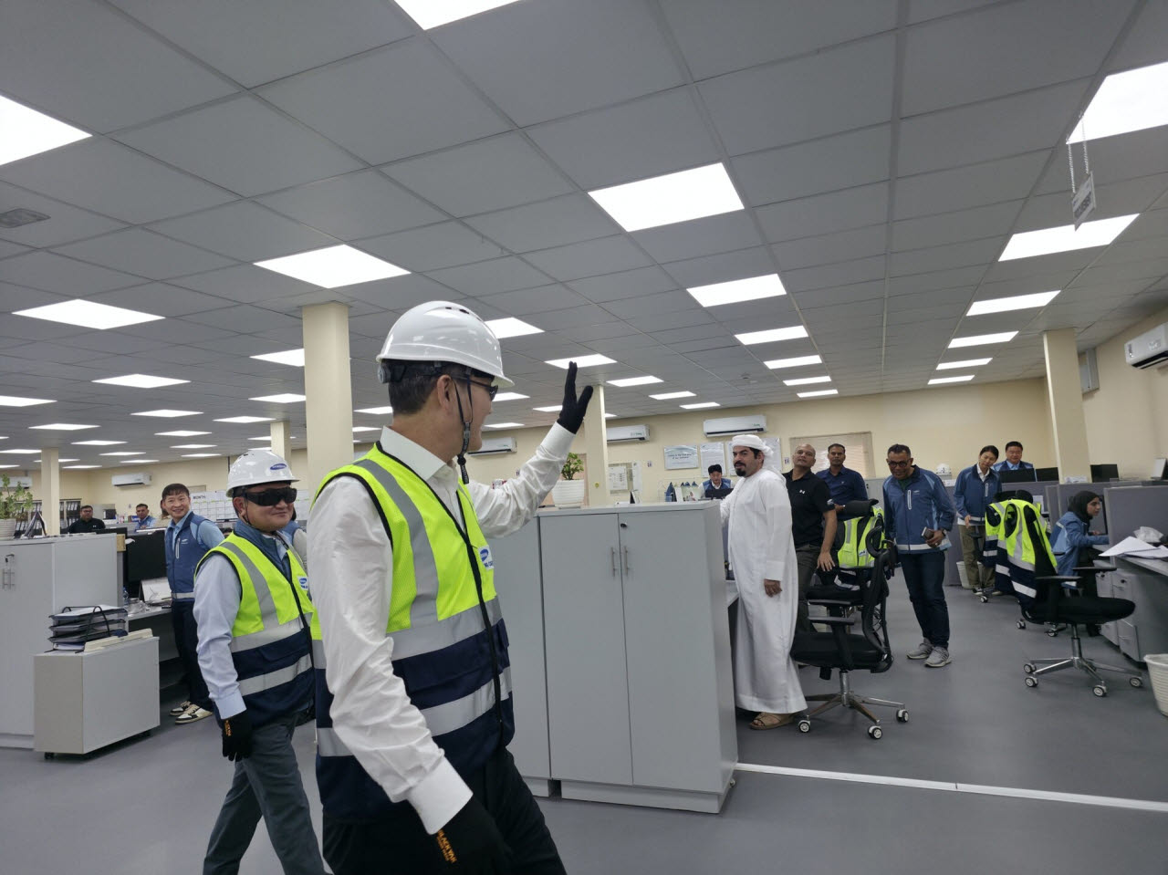 10월 21일(현지 시각 기준) 아랍에미리트(UAE)에 있는 알 다프라(Al Dhafra) 가스화력발전소 건설 현장에 방문한 이재용 삼성전자 회장이 현지 사무실에서 근무 중인 임직원들에게 인사를 건네고 있다. (사진=삼성)