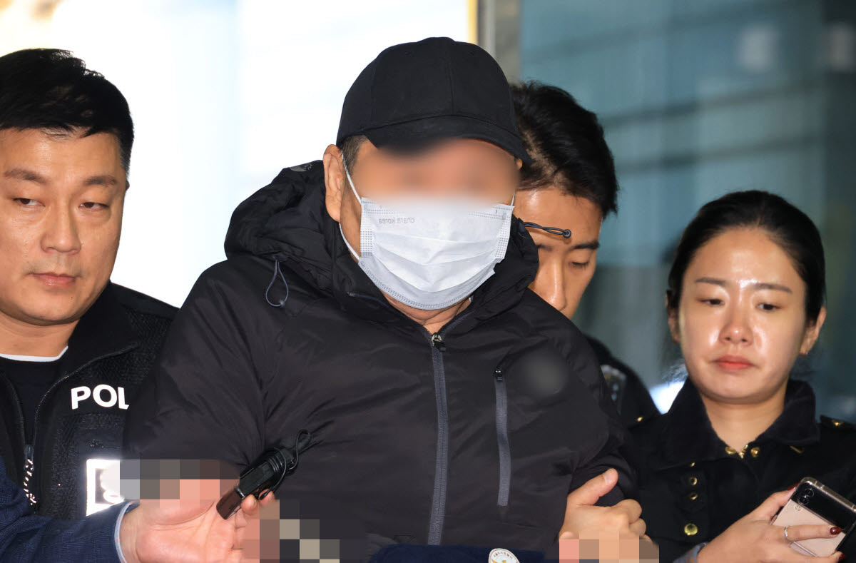 지난 20일 서울 강남구 역삼동 빌딩 두 곳에 불을 질러 20명 가까이 다치게 한 피의자 A씨가 22일 구속 전 피의자 심문에 참석하기 위해 서초구 서울중앙지법으로 들어서고 있다. (사진=연합뉴스)