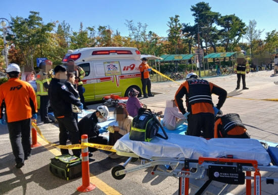 22일 오전 인천 서해구 청라동 청라복합문화센터 건물 내에서 호신용 가스총 오발 사고가 발생해 소방당국이 외부에 임시의료소를 설치해 응급조치하고 있다. (사진=연합뉴스)