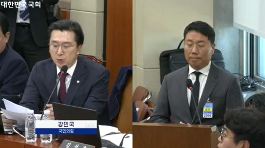 윤구 구글코리아 사장(오른쪽)이 22일 국회 재정경제기획위원회 종합국정감사에 출석해 강민국 국민의힘 의원(왼쪽)의 질의를 듣고 있다. (사진=국회 인터넷의사중계시스템)