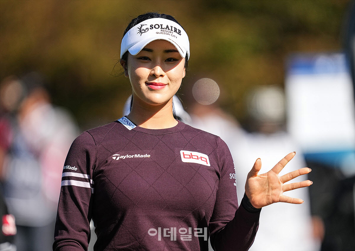 [포토]윤이나,밝은 손인사로 출발