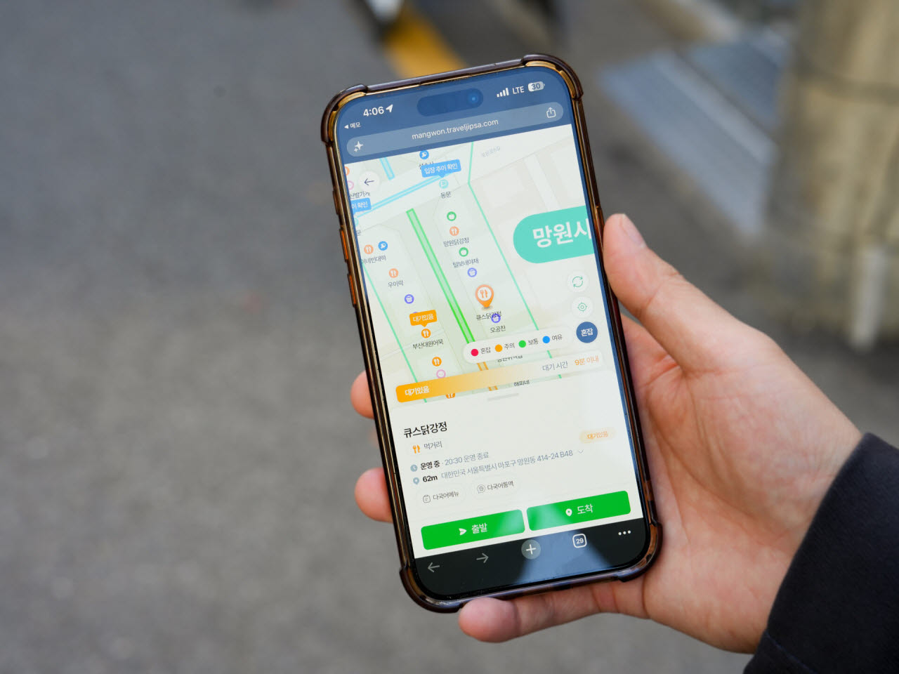 ‘AI 관광집사’ 화면에 망원시장 한 점포의 예상 대기시간이 표시돼 있다. AI가 시장 내 혼잡도와 일부 점포의 대기 상황을 분석해 이용객에게 제공한다.