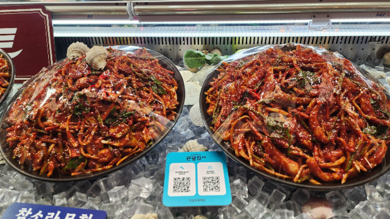 서울 마포구 망원시장 한 점포에 ‘AI 관광집사’ QR코드가 비치돼 있다. QR코드를 찍으면 다국어 메뉴와 점포 정보, 시장 지도 등을 별도 앱 설치 없이 이용할 수 있다.