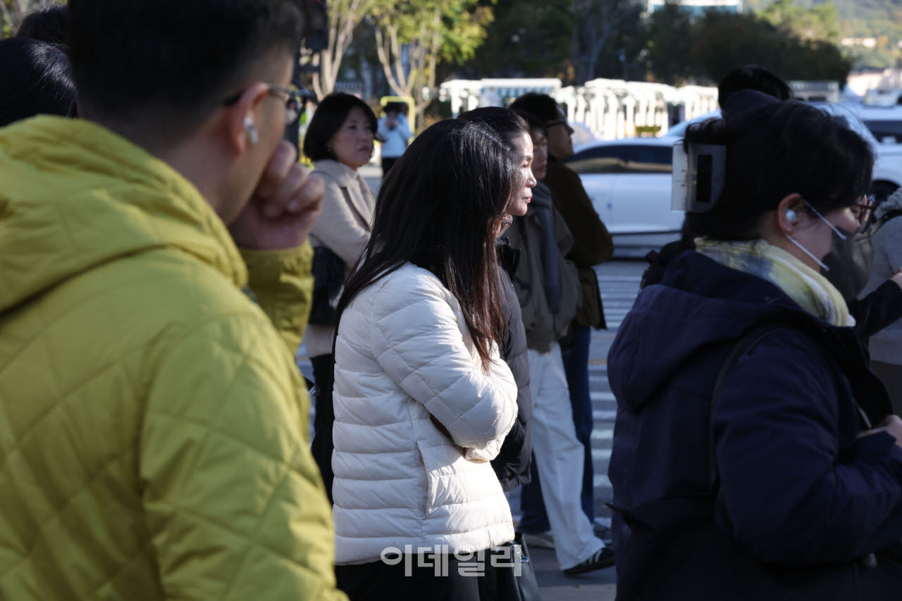 기온이 전날보다 10도가량 큰 폭으로 떨어진 지난 22일 서울 종로구 광화문 사거리에서 시민들이 두꺼운 겉옷을 입고 보행 신호를 기다리고 있다. (사진=이영훈 기자)