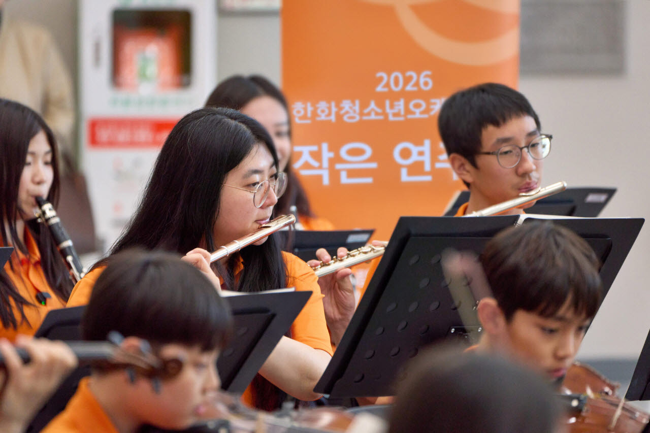 한화청소년오케스트라가 국립소방병원에서 환자와 보호자, 의료진을 위한 작은 연주회를 열고, 따뜻한 위로와 응원의 메시지를 전했다. 단원들이 로비에서 악기를 연주하고 있다. (사진=한화)