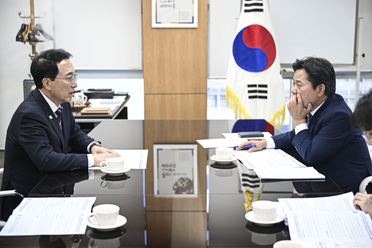 박수현 충남지사(왼쪽)가 22일 대통령직속 지방시대위원회에서 박정현 위원장과 주요 현안사업에 대해 설명하고 있다. (사진=충남도)