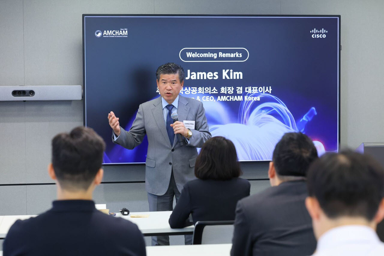 제임스 김 주한미국상공회의소 회장 겸 대표이사가 지난 22일 서울 삼성동 시스코코리아 사무실에서 열린 노후 IT 시스템 관련 간담회에서 환영사를 하고 있다. (사진=암참)