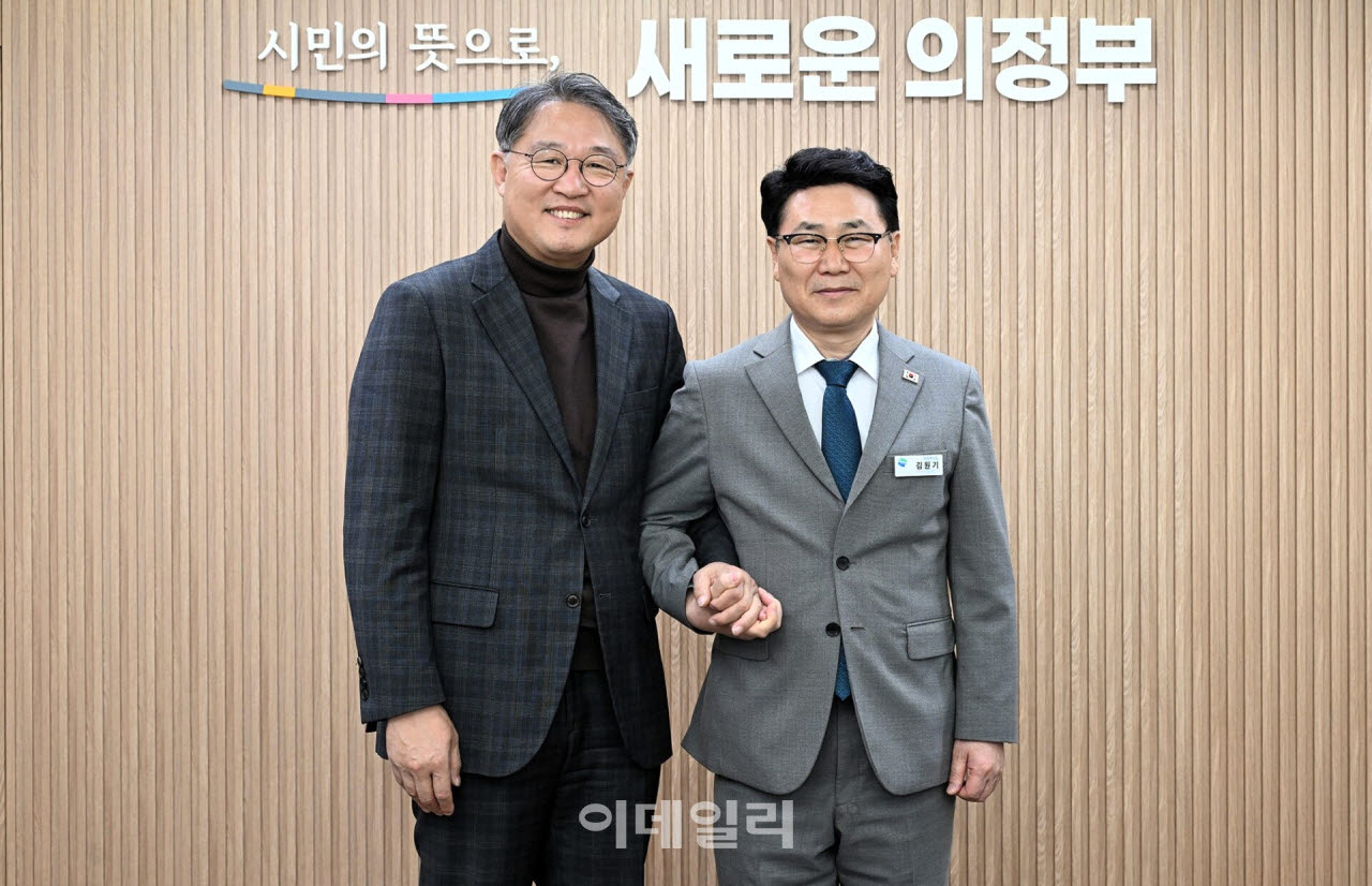 지난 22일 만난 김원기시장(오른쪽)과 탁용석 경기콘텐츠진흥원장이 기념촬영을 하고 있다.(사진=의정부시)