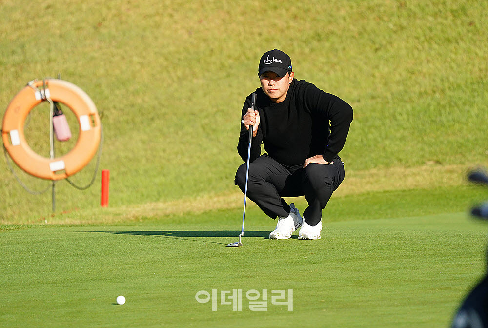 [포토] 이상희, 신중히 읽는 라인