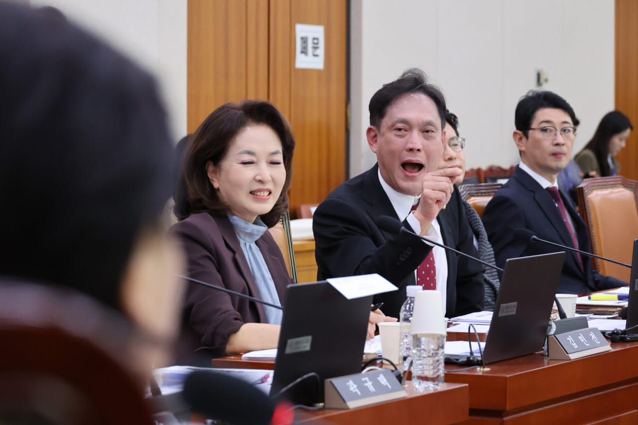 김태규 국민의힘 의원이 22일 서울 여의도 국회에서 열린 법제사법위원회의 공소청에 대한 국정감사에서 서영교 위원장에게 항의하고 있다. (사진=뉴스1)