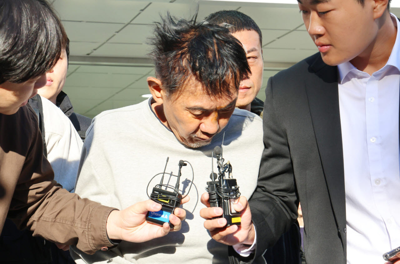 살인미수 등의 혐의가 있는 최충락씨가 23일 오전 인천남동경찰서에서 인천공소청으로 송치되고 있다. (사진 = 연합뉴스 제공)