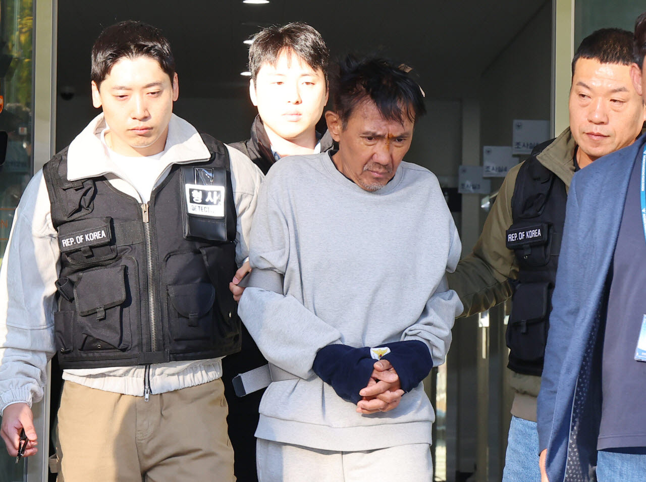 살인미수 등의 혐의가 있는 최충락씨가 23일 오전 인천남동경찰서에서 인천공소청으로 송치되고 있다. (사진 = 연합뉴스 제공)