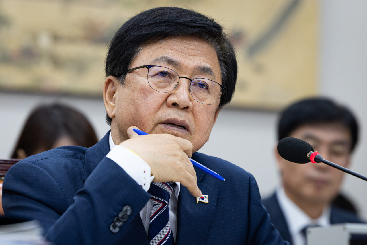 최교진 교육부 장관이 지난 7일 서울 여의도 국회에서 열린 교육위원회의 교육부 등에 대한 국정감사에 출석해 의원 질의에 답하고 있다. (사진=뉴스1)