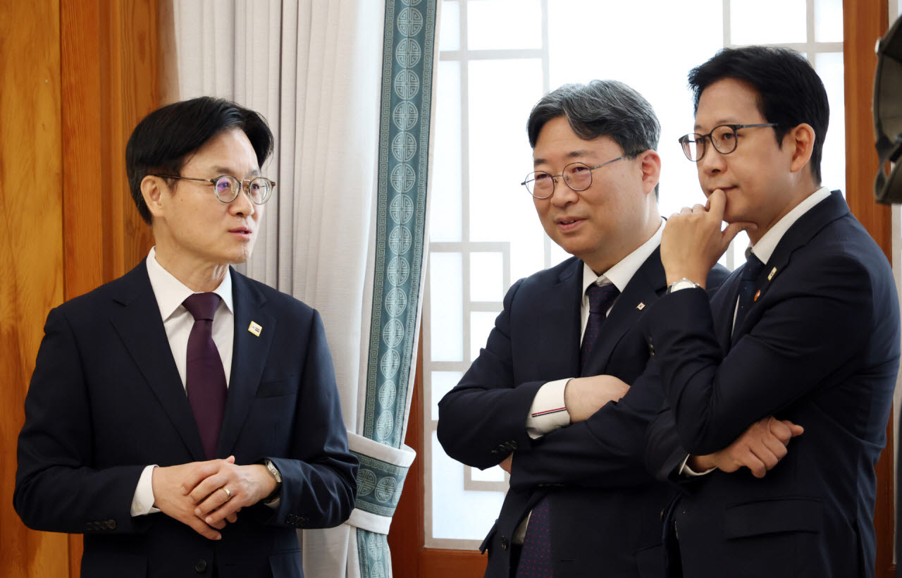 배경훈(오른쪽부터) 부총리 겸 과학기술정보통신부 장관, 하준경 정책실장, 김정관 산업통상부 장관이 지난 8일 청와대에서 열린 한-이집트 정상 확대 회담에 앞서 대화하고 있다. (사진=연합뉴스)