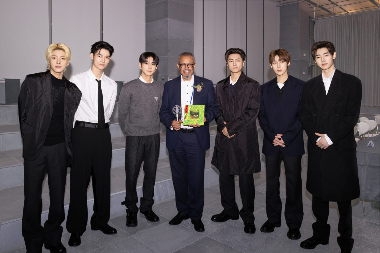 테드로스 아드하놈 게브레예수스 세계보건기구(WHO) 사무총장(사진 가운데)과 엔하이픈(사진=빌리프랩)