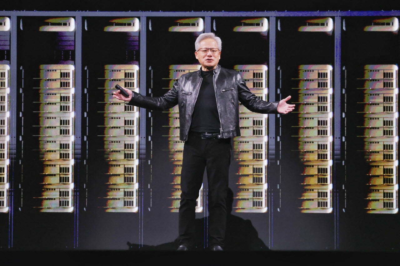 젠슨 황 엔비디아 최고경영자(CEO)가 그래픽처리장치(GPU) '베라 루빈'을 소개하고 있다.(사진=AFP)