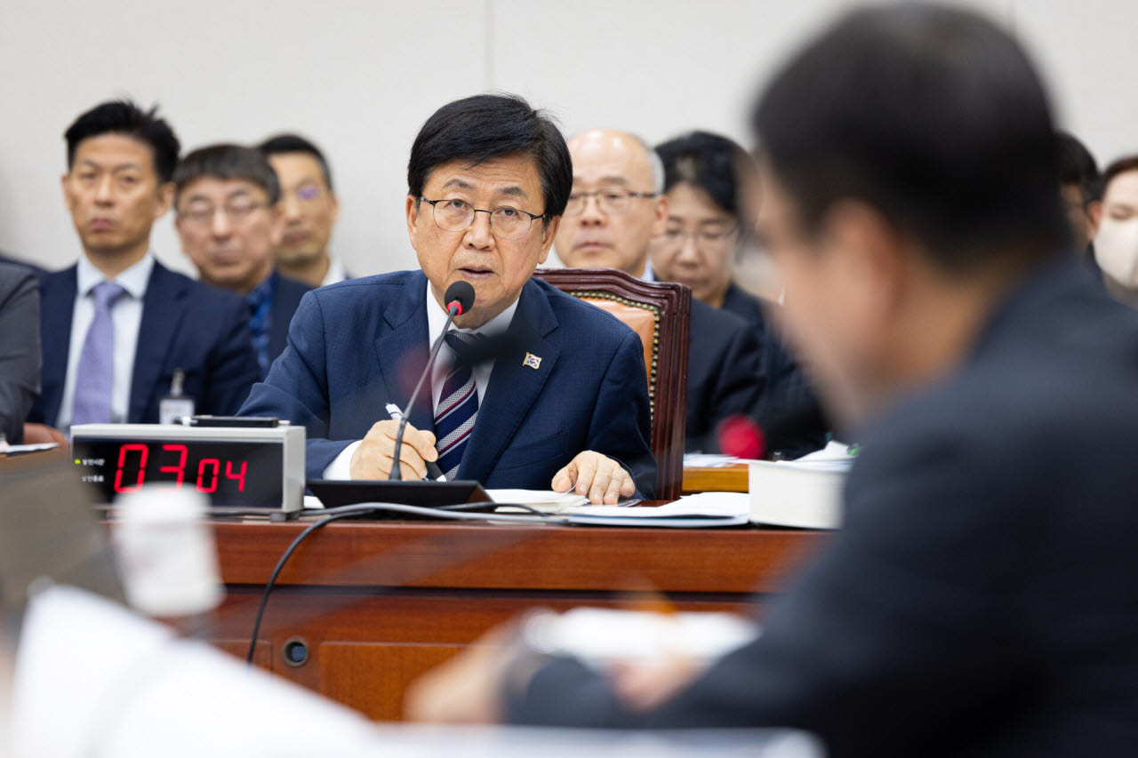 최교진 교육부 장관이 지난 7일 서울 여의도 국회에서 열린 교육위원회의 교육부 등에 대한 국정감사에 출석해 의원 질의에 답하고 있다. (사진=뉴스1)