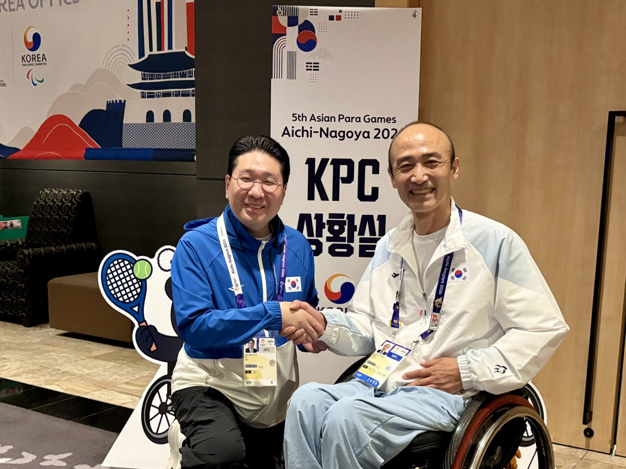 이상현 대한사이클연맹 회장이 정진완 대한장애인체육회장을 만나 환담을 나누고 있다. 사진=대한사이클연맹