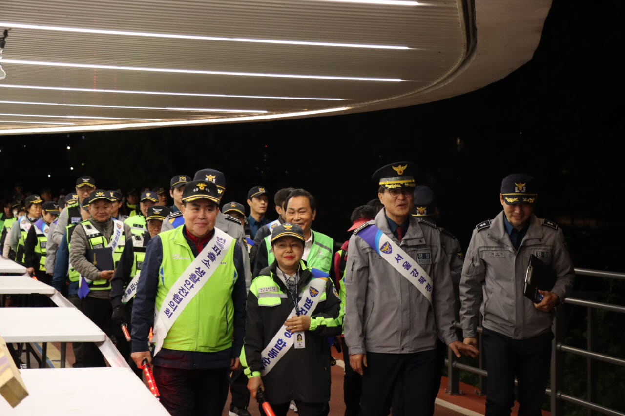 지난 22일 저녁 서울 강북구 수유3동 일대에서 강북경찰서와 지역 치안 파트너스 회원들이 합동 순찰을 하고 있다. (사진=강북경찰서 제공)