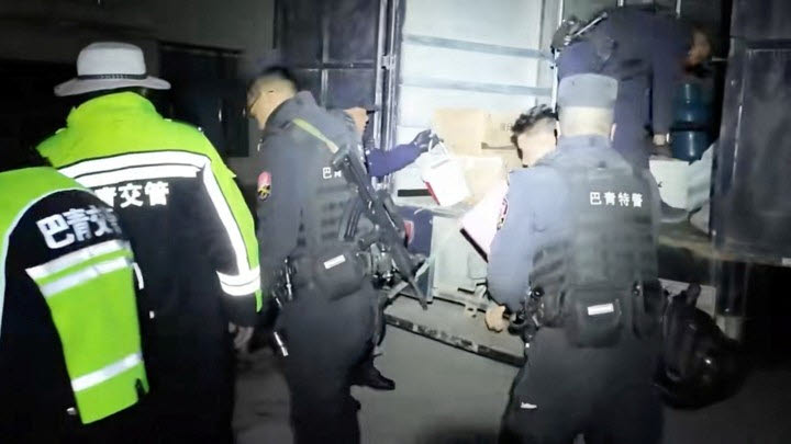 23일 구조대원들이 지난 22일 중국 티베트 라싸시에서 북동쪽으로 389㎞ 떨어진 지점에서 발생한 규모 7.0의 강진으로 붕괴된 건물에서 물품을 수습하고 있다. (사진=연합뉴스)