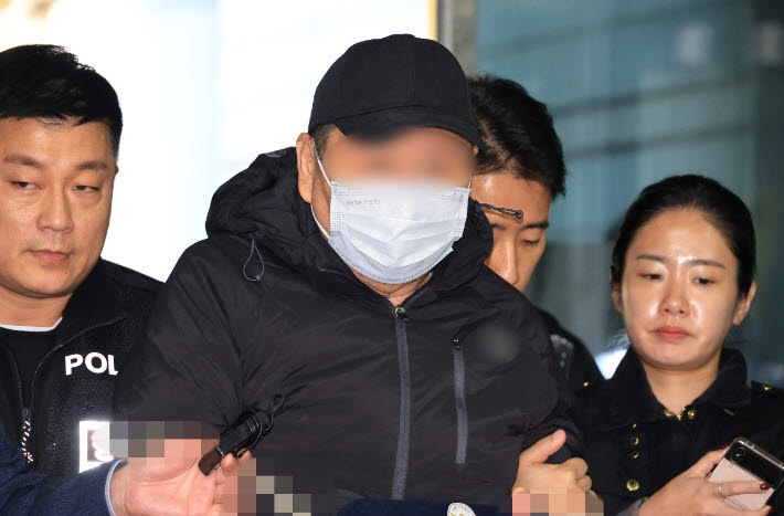 지난 20일 서울 강남구 역삼동 빌딩 두 곳에 불을 질러 19명을 다치게 한 피의자 70대 남성이 22일 구속 전 피의자 심문에 참석하기 위해 서울 서초구 중앙지법으로 들어서고 있다. (사진=연합뉴스)